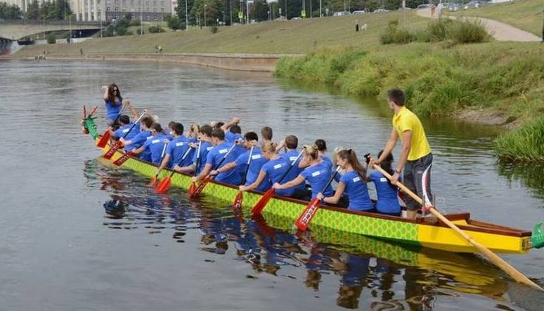 „Drakonų“ valčių varžybos: azartas, suartinantis kolegas ir draugus